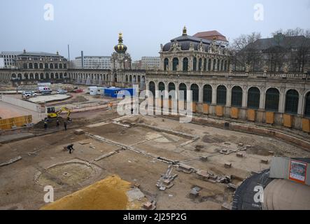 30 marzo 2022, Sassonia, Dresda: Vista degli scavi archeologici dell'Ufficio di Archeologia di Sassonia nel cortile interno dello Zwinger di Dresda. Durante le indagini, di fronte al Wallpavillon, sul lato ovest, sono state scoperte fondazioni ben conservate di bacini idrici. Data dalla prima fase del sito. La superficie totale di circa 14.000 metri quadrati tra l'insieme di edifici del 18th e 19th secoli è stata indagata per un anno da uno storico architettonico e due assistenti. Foto: Robert Michael/dpa-Zentralbild/ZB Foto Stock