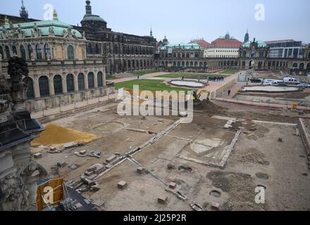 30 marzo 2022, Sassonia, Dresda: Vista degli scavi archeologici dell'Ufficio di Archeologia di Sassonia nel cortile interno dello Zwinger di Dresda. Durante le indagini, di fronte al Wallpavillon, sul lato ovest, sono state scoperte fondazioni ben conservate di bacini idrici. Data dalla prima fase del sito. La superficie totale di circa 14.000 metri quadrati tra l'insieme di edifici del 18th e 19th secoli è stata indagata per un anno da uno storico architettonico e due assistenti. Foto: Robert Michael/dpa-Zentralbild/ZB Foto Stock