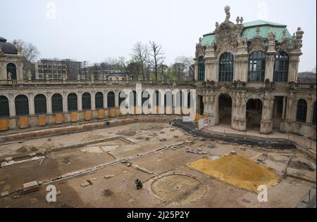 30 marzo 2022, Sassonia, Dresda: Vista degli scavi archeologici dell'Ufficio di Archeologia di Sassonia nel cortile interno dello Zwinger di Dresda. Durante le indagini, di fronte al Wallpavillon, sul lato ovest, sono state scoperte fondazioni ben conservate di bacini idrici. Data dalla prima fase del sito. La superficie totale di circa 14.000 metri quadrati tra l'insieme di edifici del 18th e 19th secoli è stata indagata per un anno da uno storico architettonico e due assistenti. Foto: Robert Michael/dpa-Zentralbild/ZB Foto Stock