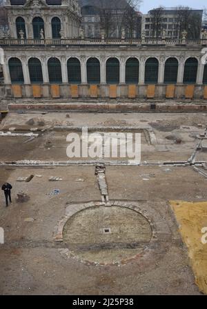 30 marzo 2022, Sassonia, Dresda: Vista degli scavi archeologici dell'Ufficio di Archeologia di Sassonia nel cortile interno dello Zwinger di Dresda. Durante le indagini, di fronte al Wallpavillon, sul lato ovest, sono state scoperte fondazioni ben conservate di bacini idrici. Data dalla prima fase del sito. La superficie totale di circa 14.000 metri quadrati tra l'insieme di edifici del 18th e 19th secoli è stata indagata per un anno da uno storico architettonico e due assistenti. Foto: Robert Michael/dpa-Zentralbild/ZB Foto Stock