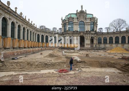 30 marzo 2022, Sassonia, Dresda: Vista degli scavi archeologici dell'Ufficio di Archeologia di Sassonia nel cortile interno dello Zwinger di Dresda. Durante le indagini, di fronte al Wallpavillon, sul lato ovest, sono state scoperte fondazioni ben conservate di bacini idrici. Data dalla prima fase del sito. La superficie totale di circa 14.000 metri quadrati tra l'insieme di edifici del 18th e 19th secoli è stata indagata per un anno da uno storico architettonico e due assistenti. Foto: Robert Michael/dpa-Zentralbild/ZB Foto Stock