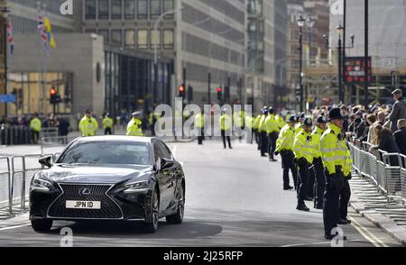 Londra, Inghilterra, Regno Unito. L'auto dell'Ambasciatore Giapponese (Lexus LS500h AWD - JPN 1D) arriva al Servizio del Commonwealth presso l'Abbazia di Westminster, Londra, 14th Mar Foto Stock