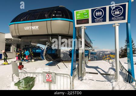 SPINDLERUV MLYN, REPUBBLICA CECA - 10 marzo 2022: Aereo, la stazione più alta della funivia. Hromovka in montagna Krkonose, il più popolare sci ceco Foto Stock