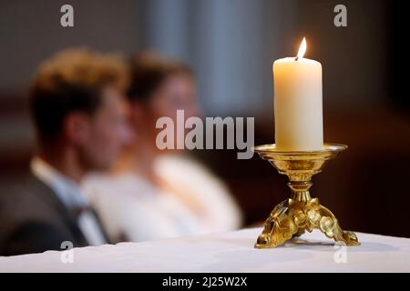 Cerimonia nuziale in una chiesa cattolica. Chiesa candel. Foto Stock