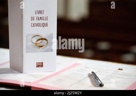 Cerimonia nuziale in una chiesa cattolica. Libro di registrazione del matrimonio. Foto Stock