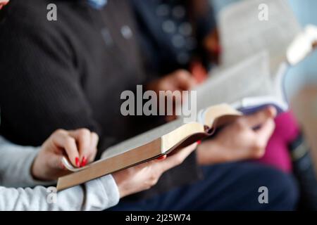 Gruppo di cristiani che legge la bibbia. Studio della Bibbia. Foto Stock
