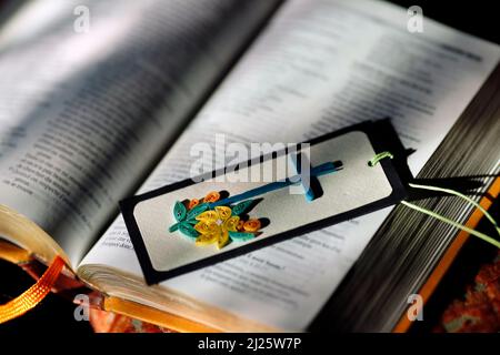 Apri la bibbia con immagine Santa. Chiesa candele in chiesa. Donna che prega la Vergine. Foto Stock