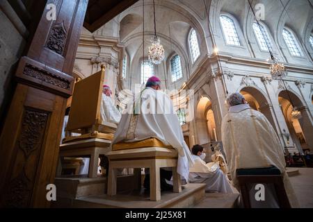 Installazione del vescovo cattolico romano Mons. Luc Crepy nella cattedrale di Saint Louis, Versailles, Francia 04.11.2021 Foto Stock