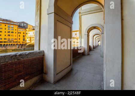 Bella galleria vicino al famoso Ponte Vecchio sul fiume Arno a Firenze Foto Stock