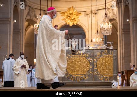 Installazione del vescovo cattolico romano Mons. Luc Crepy nella cattedrale di San Luigi, Versailles, Francia 04/11/2021Celebrazione eucaristica Foto Stock