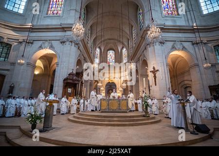 Installazione del vescovo cattolico romano Mons. Luc Crepy nella cattedrale di San Luigi, Versailles, Francia 04/11/2021Celebrazione eucaristica Foto Stock