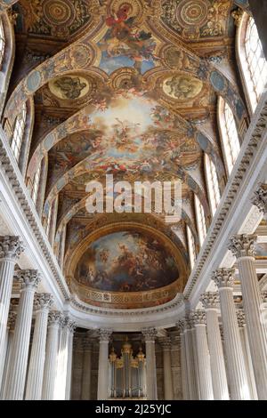 I soffitti dipinti e le colonne corinzie nella Cappella reale, Reggia di Versailles. Foto Stock