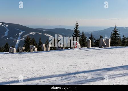 Medvedin, lettere in legno in cima alla stazione sciistica. Medvedin in montagna Krkonose, la più popolare località sciistica ceca Spindleruv Mlyn. Repubblica Ceca Foto Stock