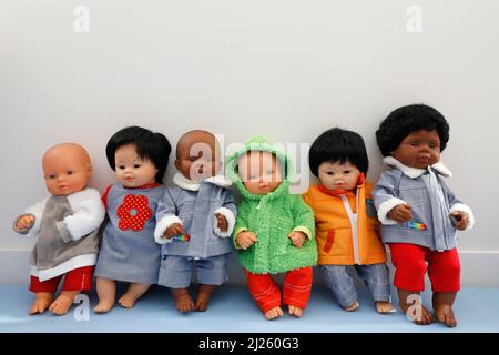 Bambole nel centro per migranti Maison Bakhita a Parigi, Francia. Foto Stock