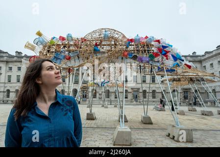 Londra, Regno Unito. 30 marzo 2022. Un membro dello staff vede ‘le Arche di Gimokudan’, un’installazione svelata alla Somerset House dall’artista filippino Leeroy New per celebrare l’occasione della Giornata della Terra. Questa è la prima installazione britannica di New e comprende tre fantastiche navi ribaltate costruite utilizzando rifiuti di plastica e materiali riciclati. L'installazione, in mostra al 26 aprile, attinge alla cultura e mitologie delle Filippine, un paese in prima linea del clima emergenza credito: Stephen Chung / Alamy Live News Foto Stock