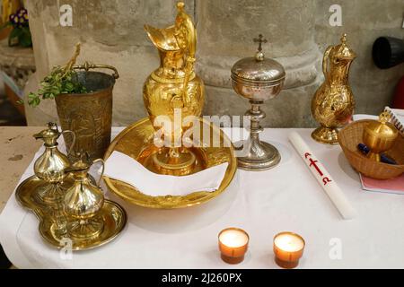 Messa Domenica nella chiesa di Saint Nicolas, Beaumont-le-Roger, Eure, Francia. Oggetti liturgici Foto Stock