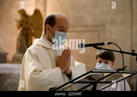 Messa Domenica nella chiesa di Saint Nicolas, Beaumont-le-Roger, Eure, Francia Foto Stock