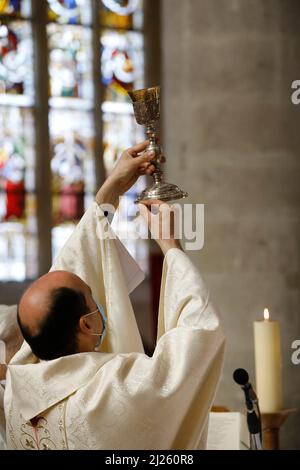 Messa Domenica nella chiesa di Saint Nicolas, Beaumont-le-Roger, Eure, Francia Foto Stock