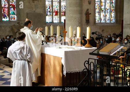 Messa Domenica nella chiesa di Saint Nicolas, Beaumont-le-Roger, Eure, Francia Foto Stock