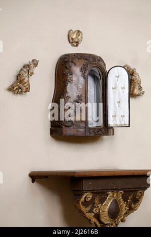 Servizio del Venerdì Santo in una chiesa cattolica in Normandia, Francia Foto Stock