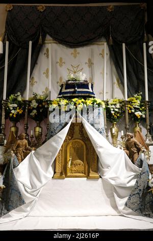 Servizio del Venerdì Santo in una chiesa cattolica in Normandia, Francia Foto Stock