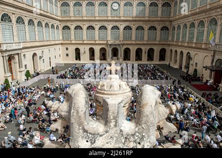 Una visione generale mostra i partecipanti e Papa Francesco durante l'udienza generale settimanale presso il cortile di San Damaso in Vaticano. Foto Stock