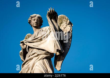 Angelo con la statua del Sudarium (Veil di Veronica) sul ponte Sant'Angelo, Roma, Italia Foto Stock