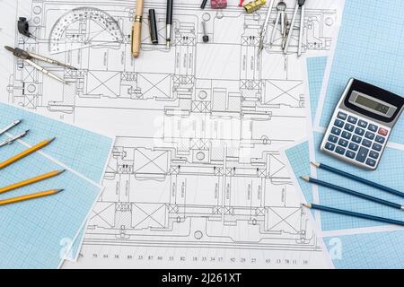 Carta con disegni tecnici e attrezzatura su tavola. Luogo di lavoro Foto Stock