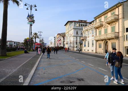 Viareggio-Italy-October 2022 il famoso carnevale dove sfilano sul lungomare carri allegorici costruiti da artigiani locali. Foto Stock