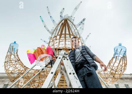 Londra, Regno Unito. 30 marzo 2022. L'artista filippino Leeroy New Poses a ‘The Arks of Gimokudan’, la sua installazione svelata a Somerset House per celebrare l'occasione della Giornata della Terra. Questa è la prima installazione britannica di New e comprende tre fantastiche navi ribaltate costruite utilizzando rifiuti di plastica e materiali riciclati. L'installazione, in mostra al 26 aprile, attinge alla cultura e mitologie delle Filippine, un paese in prima linea del clima emergenza credito: Stephen Chung / Alamy Live News Foto Stock