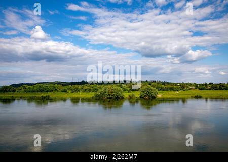 Vista sul fiume Dniestr e l'Ucraina da Soroca, Moldavia Foto Stock