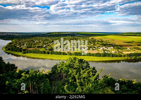 Vista sul fiume Dniestr e l'Ucraina da Soroca, Moldavia Foto Stock