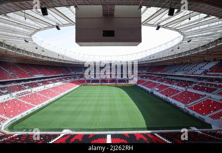Doha, Qatar. 29th Mar 2022. Ammira l'interno dello stadio Ahmad Bin Ali durante un tour multimediale. Doha ospiterà il Congresso FIFA il 31 marzo e l'estrazione della Coppa del mondo 2022 in Qatar il 1 aprile. Credit: Christian Charisius/dpa/Alamy Live News Foto Stock