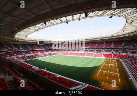 Doha, Qatar. 29th Mar 2022. Ammira l'interno dello stadio Ahmad Bin Ali durante un tour multimediale. Doha ospiterà il Congresso FIFA il 31 marzo e l'estrazione della Coppa del mondo 2022 in Qatar il 1 aprile. Credit: Christian Charisius/dpa/Alamy Live News Foto Stock