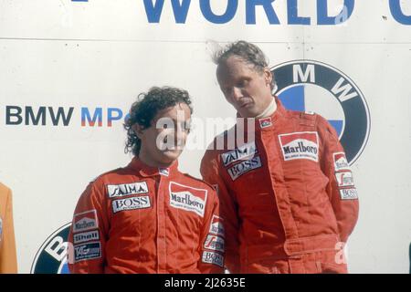 Alain Prost (fra) McLaren 2nd posizione e il compagno di squadra Niki Lauda (AUT) 1st posizione celebra il podio Foto Stock