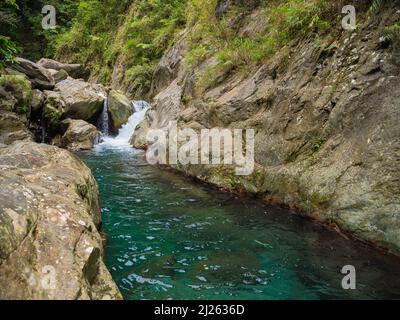 Calmo ruscello con piccola cascata nella contea di Yilan, Taiwan Foto Stock