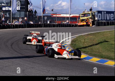 Niki Lauda (AUT) McLaren MP4/2B Tag Porsche 1st guida il compagno di squadra Alain Prost (fra) 2nd posizione Foto Stock