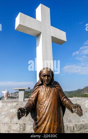 Croce e statua di Madre Teresa a Delaj, montenegro Foto Stock