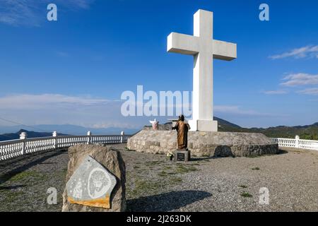 Croce e statua di Madre Teresa a Delaj, montenegro Foto Stock