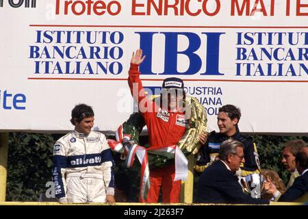 Nelson Piquet (BRA) Brabham 2nd posizione Alain Prost (fra) McLaren 1st posizione Ayrton Senna da Silva (BRA) Lotus 3rd posizione celebra il podio Foto Stock