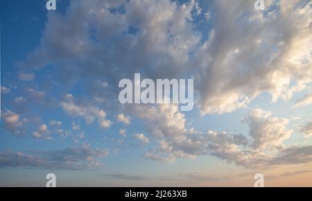 Nuvole bianche soffie su sfondo cielo blu Foto Stock