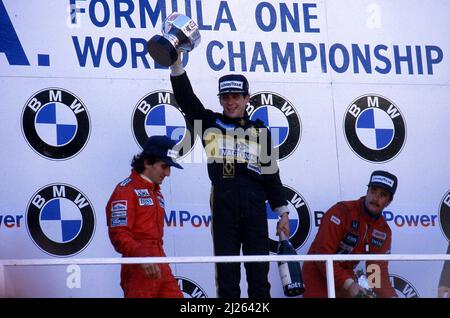 Ayrton Senna da Silva (BRA) Lotus 97T Renault 1st posizione festeggia il podio Foto Stock