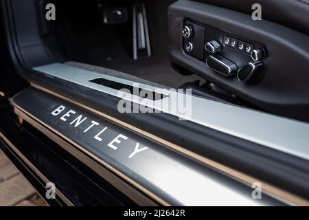 Slovenia, Lubiana - Marzo 9 2022: Logo Bentley badge di auto di lusso. Foto Stock