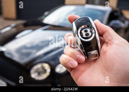 Slovenia, Lubiana - Marzo 9 2022: Logo Bentley badge di auto di lusso. Foto Stock