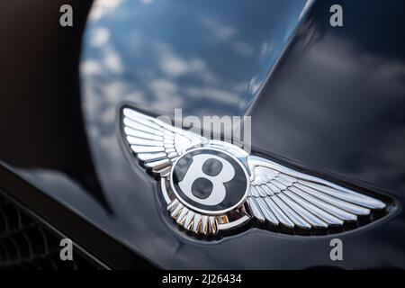 Slovenia, Lubiana - Marzo 9 2022: Logo Bentley badge di auto di lusso. Foto Stock