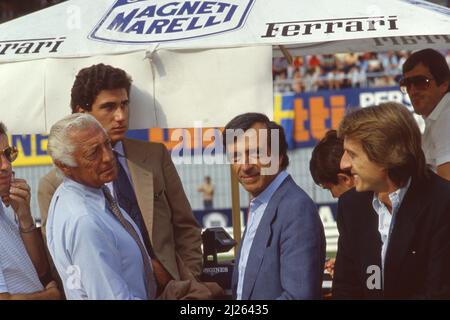 Gianni Agnelli (ITA) Ferrari parla con Paolo Ghidella (ITA) e Luca Cordero di Montezemolo (ITA) Foto Stock
