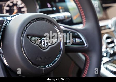 Slovenia, Lubiana - Marzo 9 2022: Logo Bentley badge di auto di lusso. Foto Stock