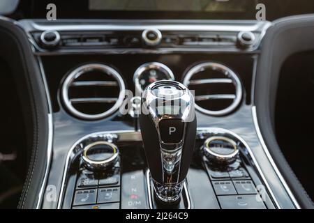 Slovenia, Lubiana - Marzo 9 2022: Logo Bentley badge di auto di lusso. Foto Stock