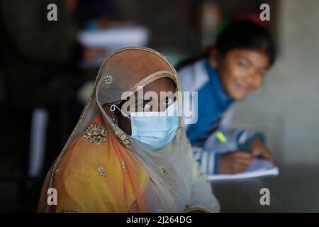 Scuola secondaria. Studente musulmano che indossa una maschera chirurgica. Foto Stock