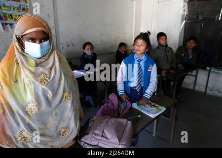 Scuola secondaria. Studente musulmano che indossa una maschera chirurgica. Foto Stock